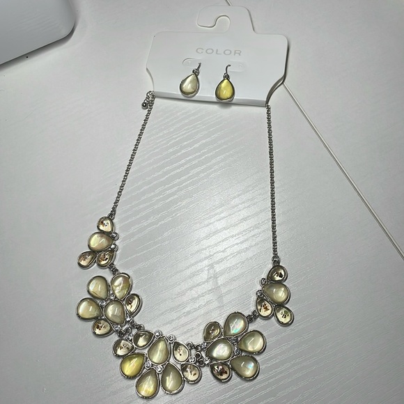 New with tags statement necklace and earring set - Picture 1 of 3